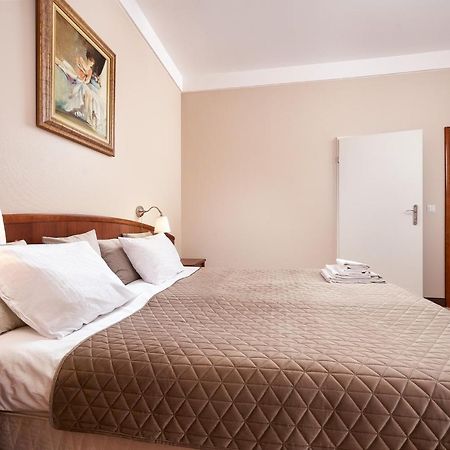 Hotel Anton By Dns ปรุชโคฟ ภายนอก รูปภาพ