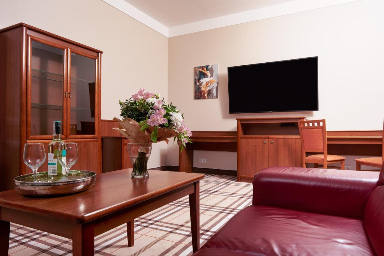 Hotel Anton By Dns ปรุชโคฟ ภายนอก รูปภาพ