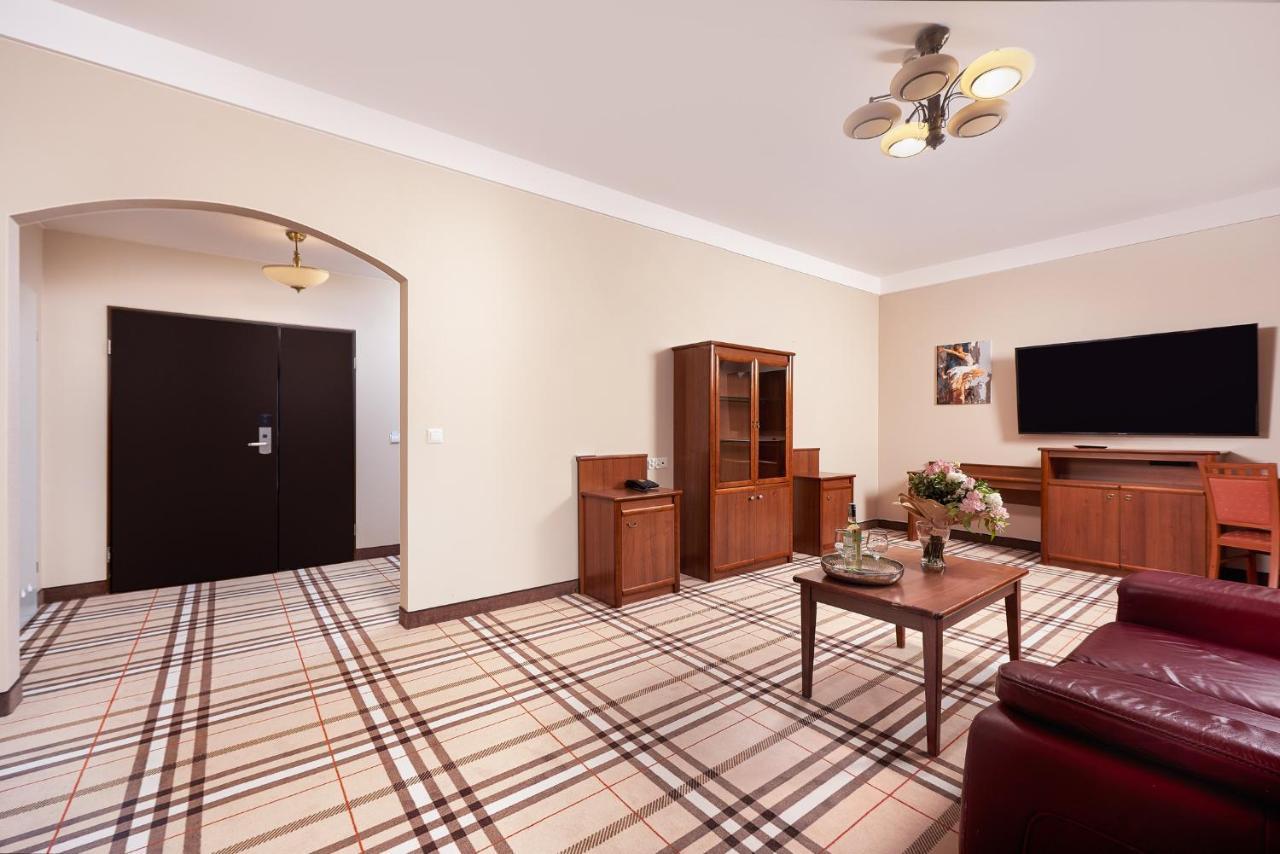Hotel Anton By Dns ปรุชโคฟ ภายนอก รูปภาพ