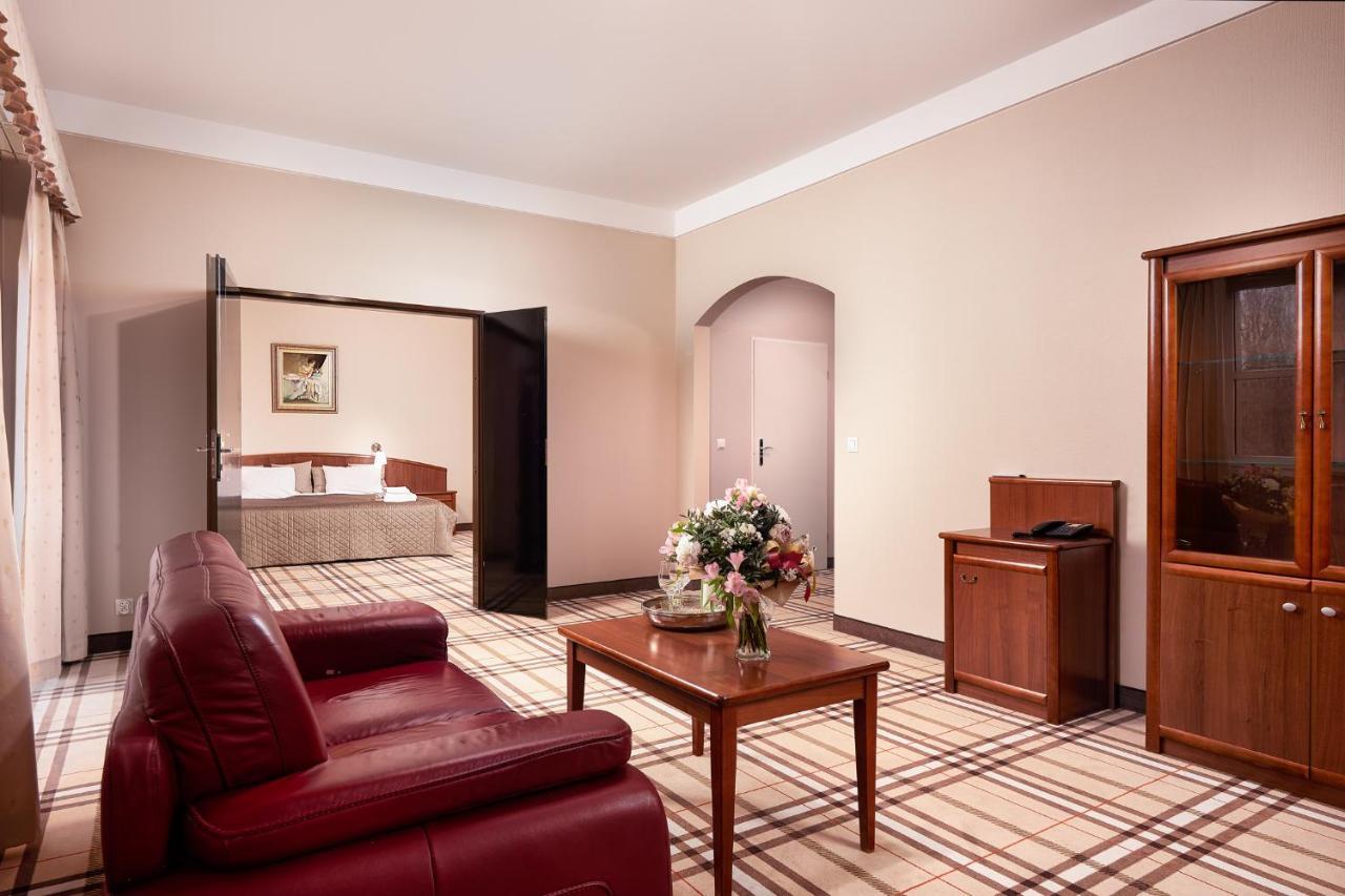 Hotel Anton By Dns ปรุชโคฟ ภายนอก รูปภาพ