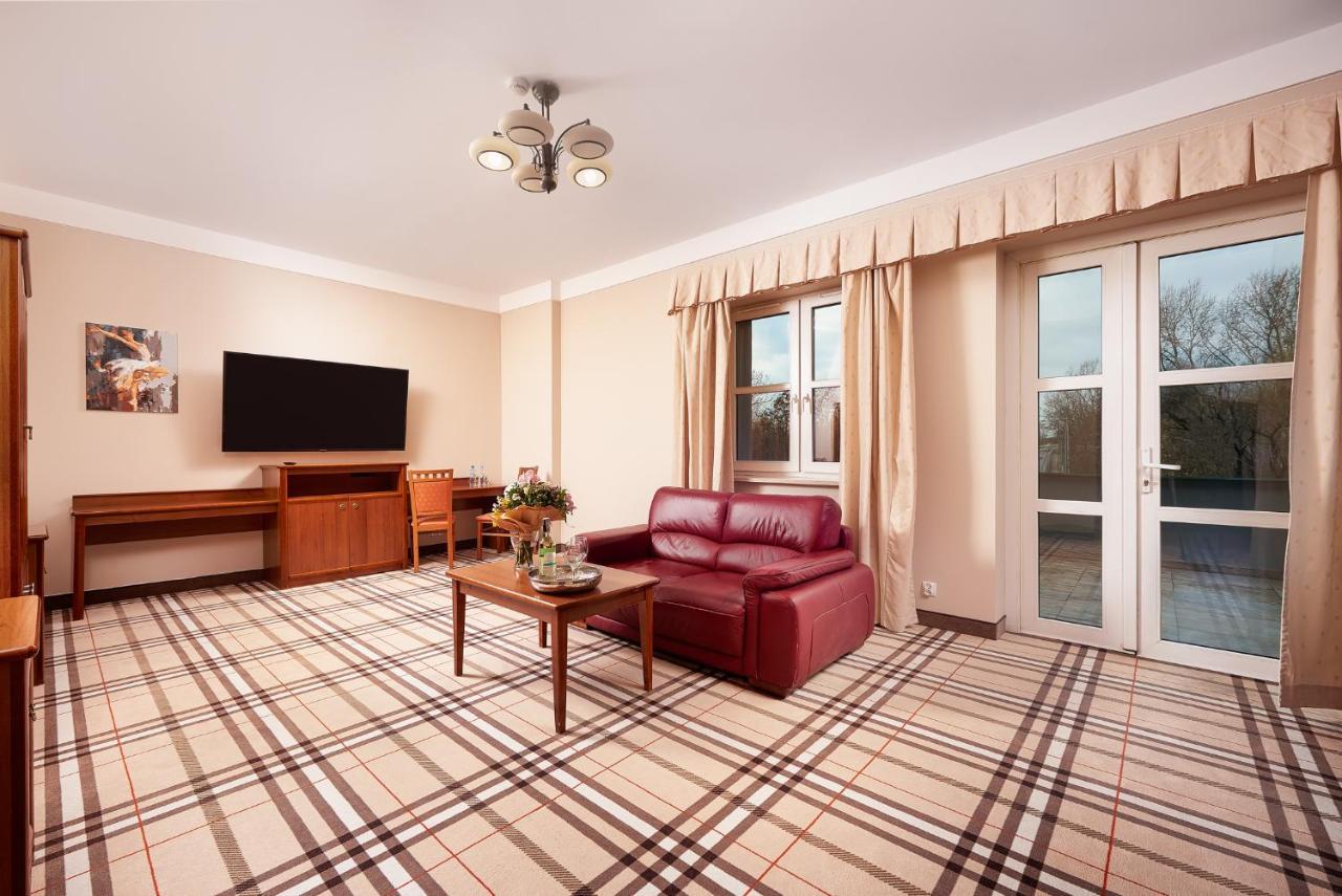 Hotel Anton By Dns ปรุชโคฟ ภายนอก รูปภาพ