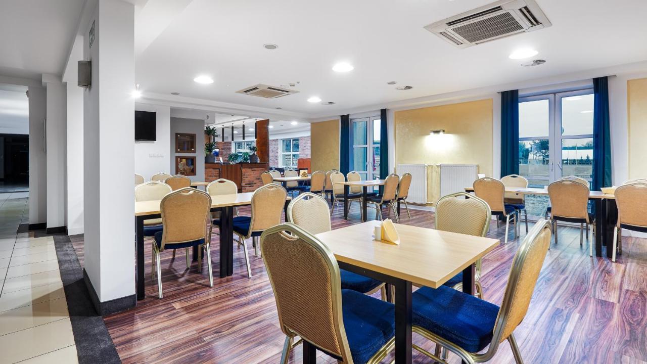 Hotel Anton By Dns ปรุชโคฟ ภายนอก รูปภาพ